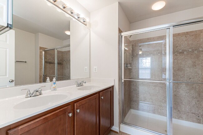 Building Photo - This beautiful townhouse has everything yo...