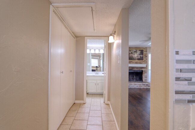 Building Photo - 707 Harbour Town Dr