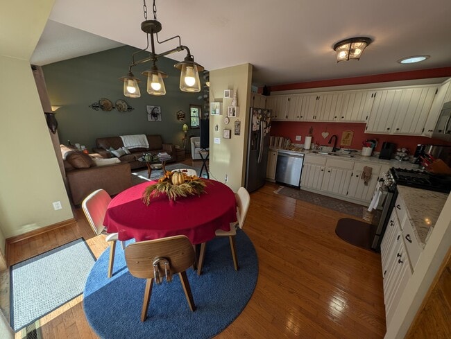 Building Photo - 607 Tamarack Dr W