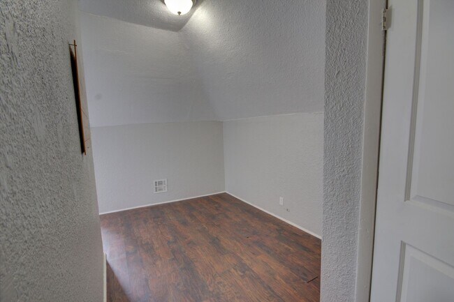 Building Photo - Upper level unit