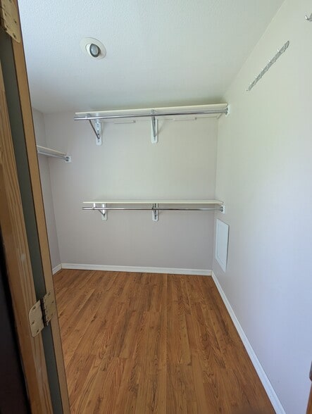 Building Photo - 1644 Lomaland Dr