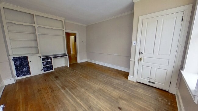Building Photo - Spacious 2-Bedroom First Floor Apartment