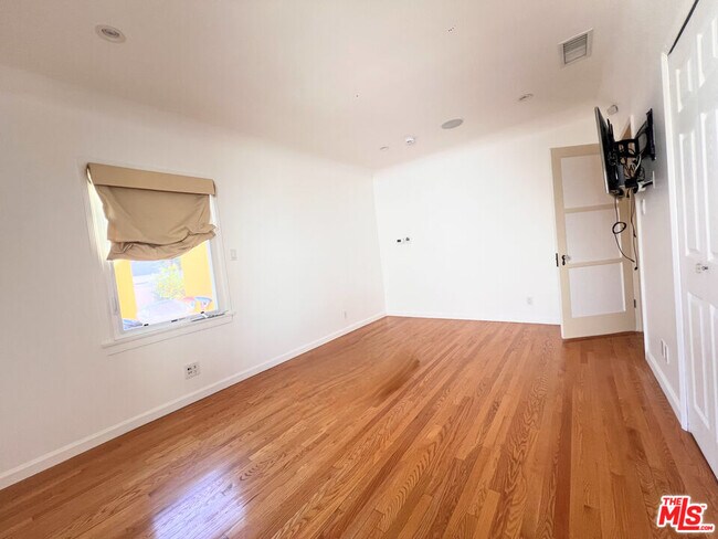 Building Photo - 2652 S Bedford St