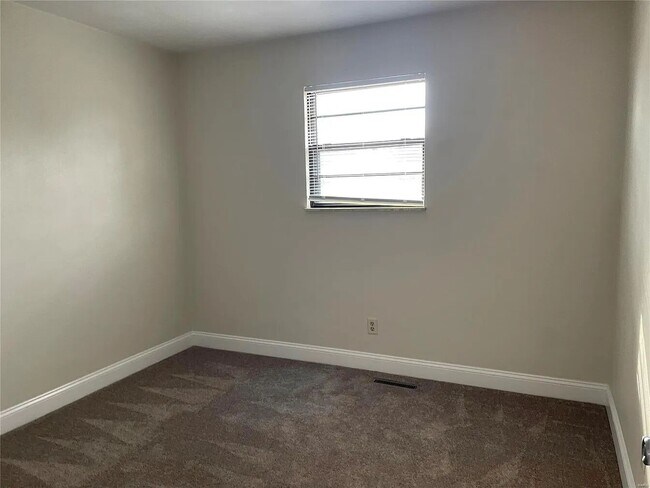 Building Photo - 711 Plankway Dr