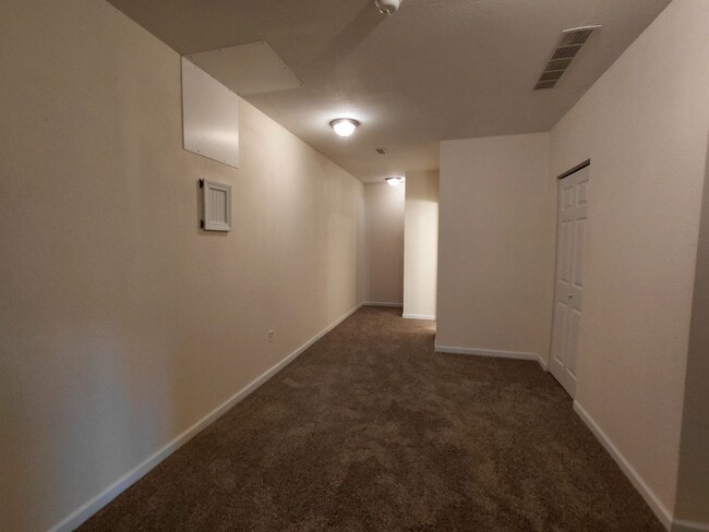 Building Photo - Home close to Post