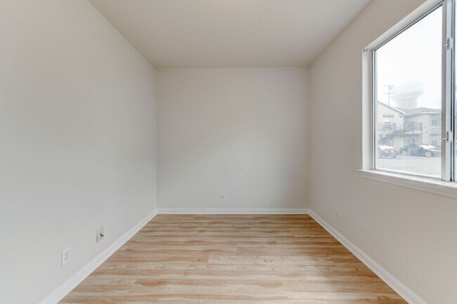 Building Photo - 3301 El Salido Pkwy