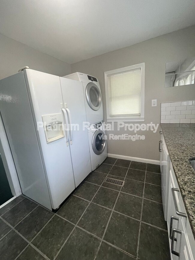 Building Photo - 3485 Maplehurst Dr