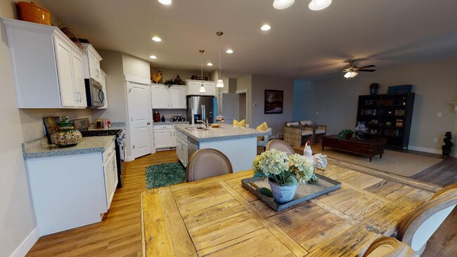 Building Photo - Don't Miss This Former Model Home Rental