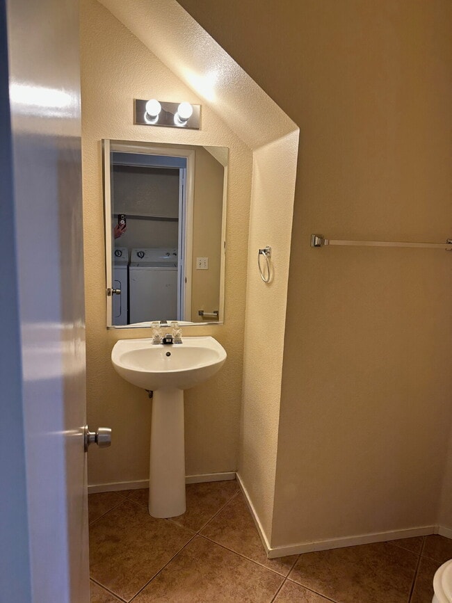 Building Photo - "Stylish and Spacious 3-Bed Home in Las Vegas with over 1500 sqft on a corner lot