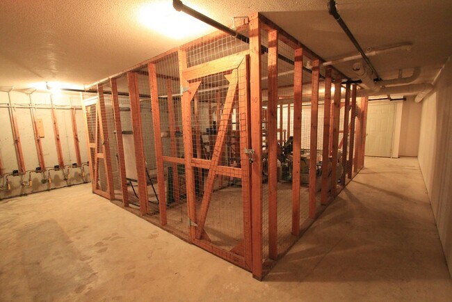 Building Photo - 82 Longview St