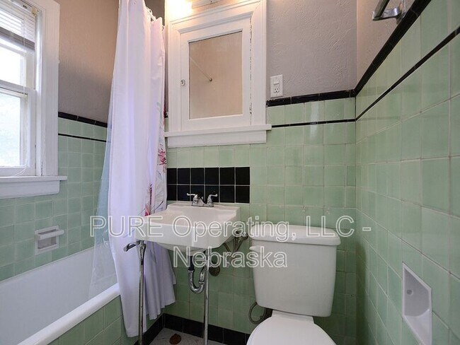 Building Photo - 406 N 49th St