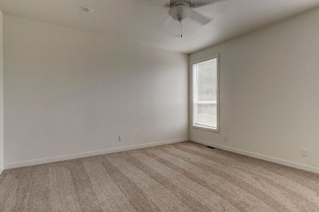 Building Photo - 3 Bed 2 Bath Pet Friendly Home
