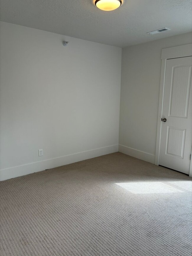 Building Photo - ***MOVE IN SPECIAL***