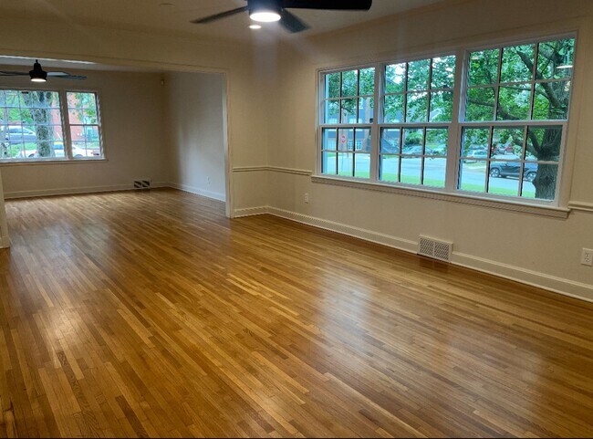 Building Photo - Beautifully updated midtown charmer!