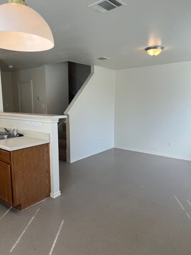 Building Photo - 929