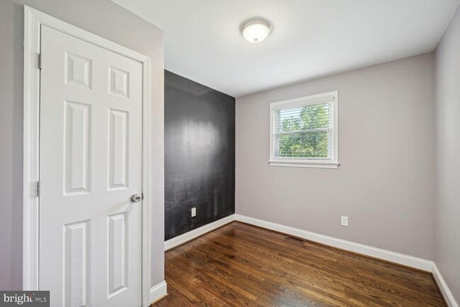 Building Photo - 9708 Glen View Dr