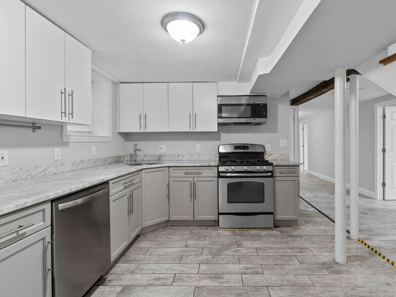 Building Photo - 98 Elm St