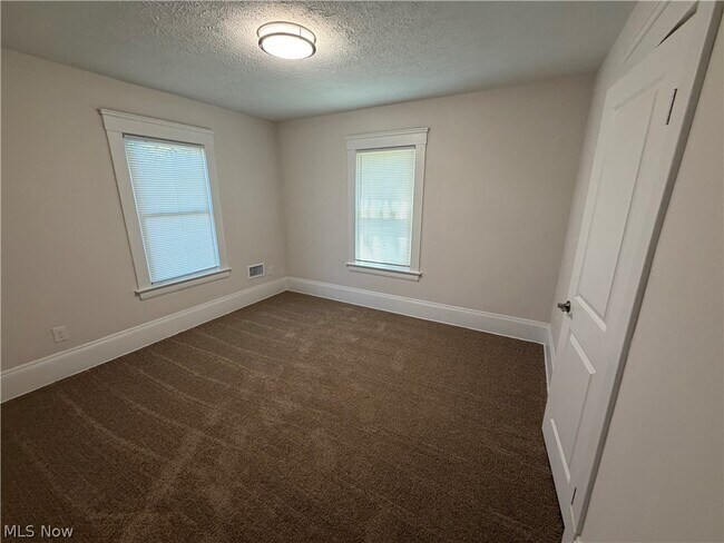 Building Photo - 10524 Lee Ave