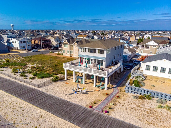 Building Photo - 2102 Oceanfront