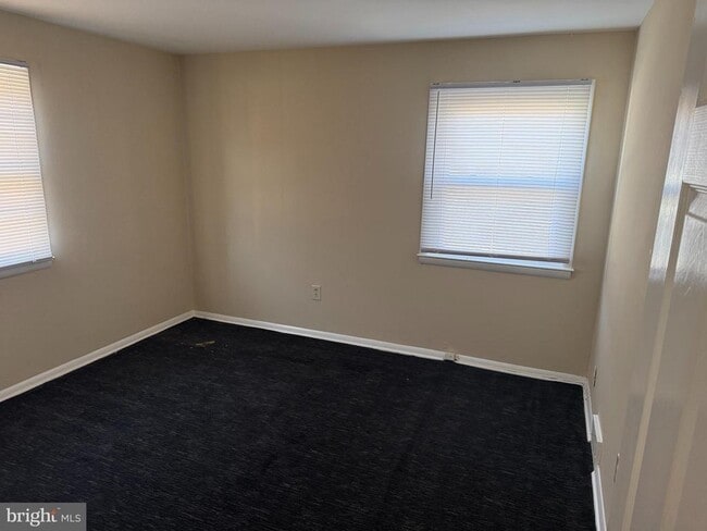 Building Photo - 119 Larch Ave