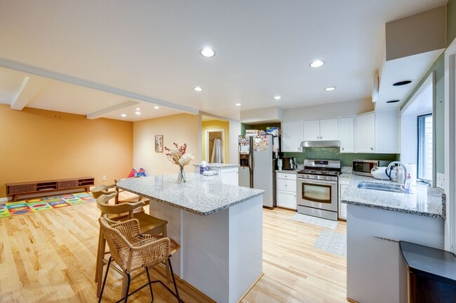 Building Photo - Luxury Rental: Chef’s Kitchen, Hot Tub & Room to Entertain
