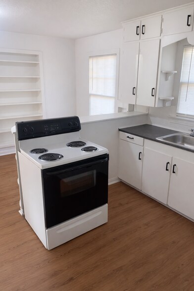 Building Photo - 113 E 2nd St