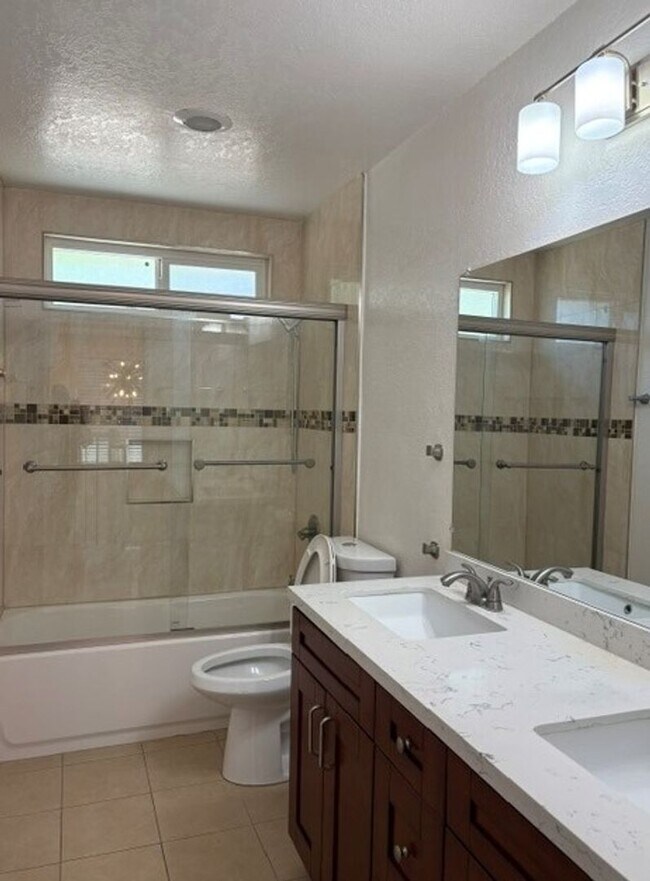 Building Photo - 514 Avenida Presidio