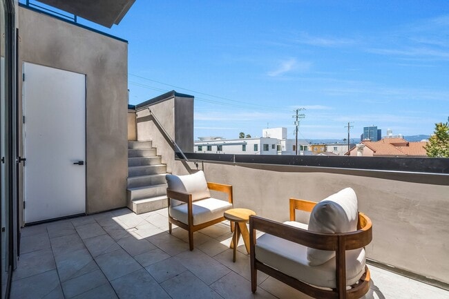 Building Photo - 1859 Barry Ave