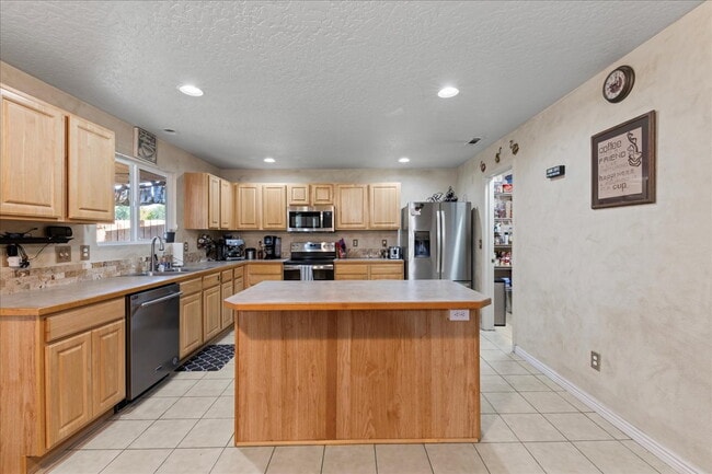Building Photo - Beautiful & Spacious 4-Bedroom Home with 3...