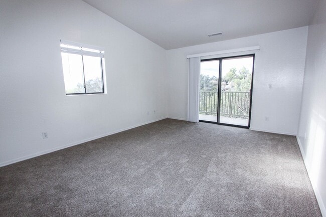 Building Photo - 3 bed 3 bath Townhome in Boulder Park