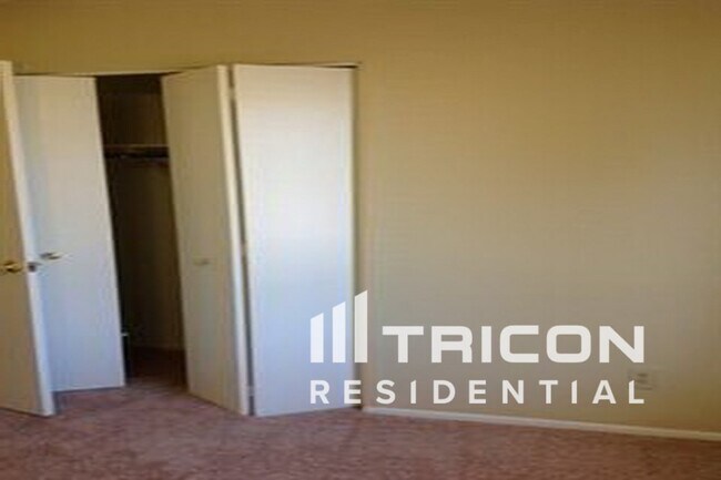 Building Photo - 3224 N Woodburne Dr