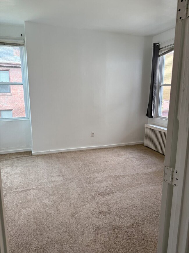 Building Photo - 374 Meyran Ave