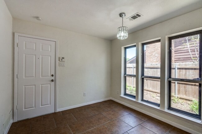 Building Photo - Beautiful and bright Plano home with updates