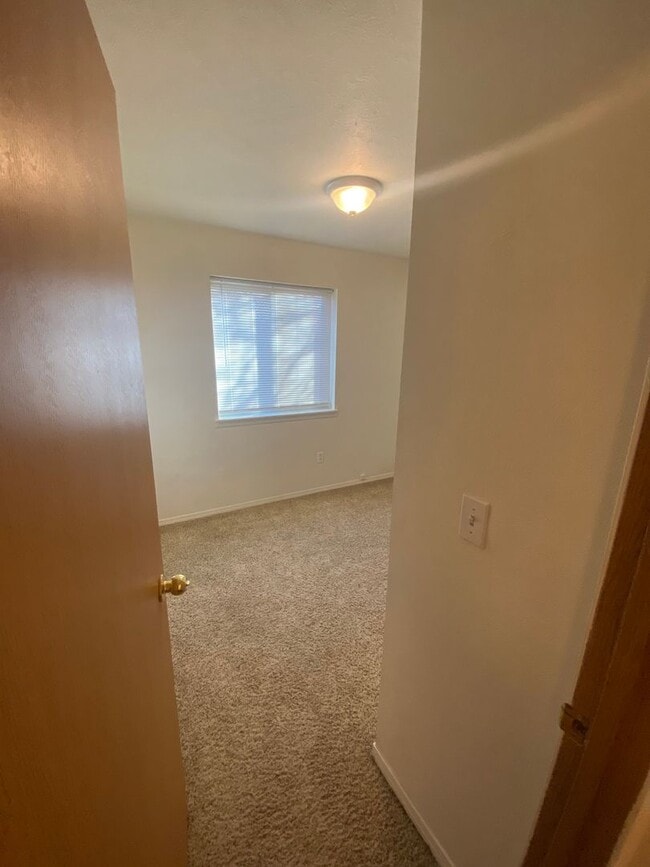 Building Photo - Don’t Miss This Spacious 4-Bedroom Northside Condo