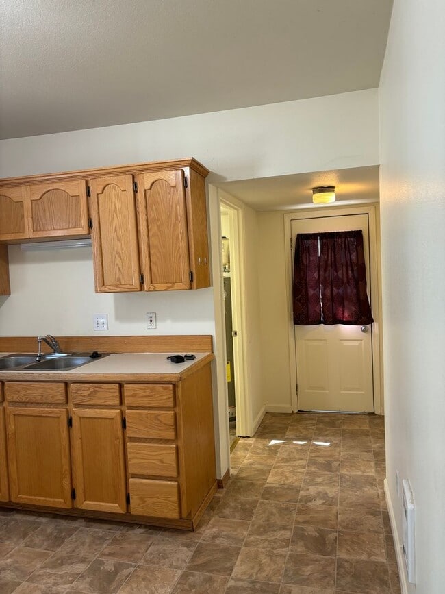 Building Photo - 2 Bedroom 1 Bath Downtown