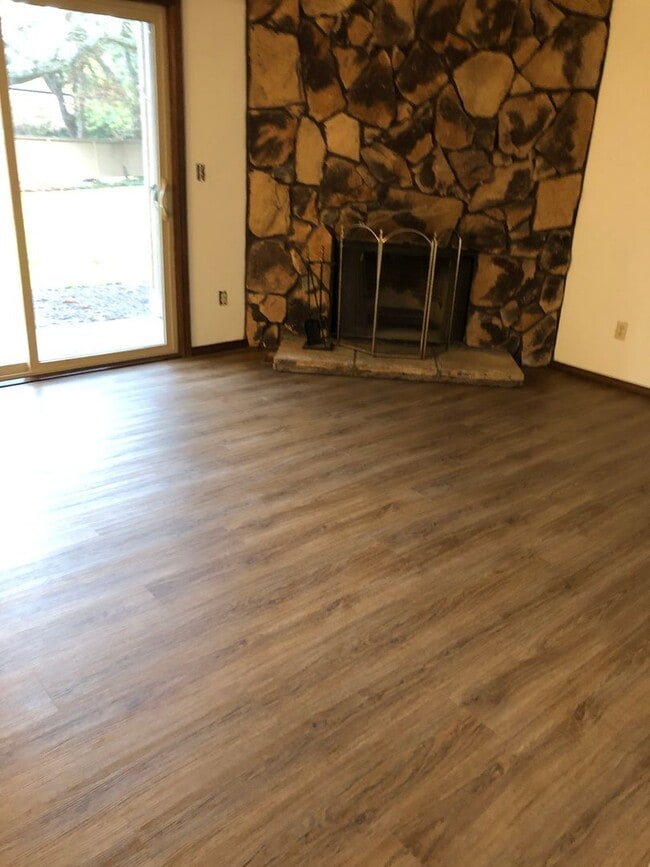 Building Photo - 2-Bedroom Condominium in McMinnville