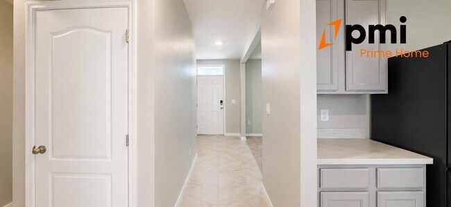 Building Photo - Stunning 5-Bedroom single family Home in Tavares | Spacious Layout & Modern Comforts