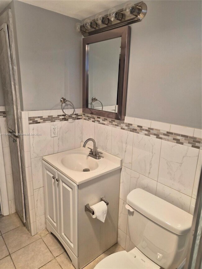 Building Photo - 2905 Point E Dr