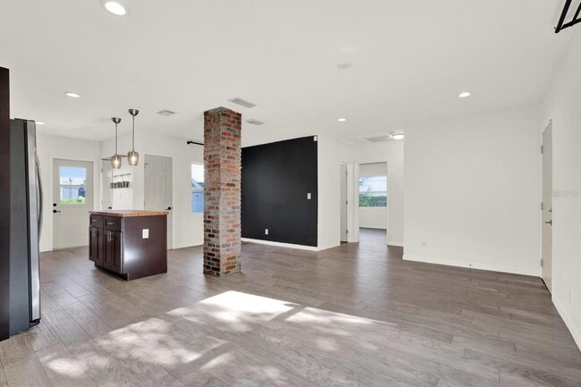 Building Photo - 5006 N Suwanee Ave