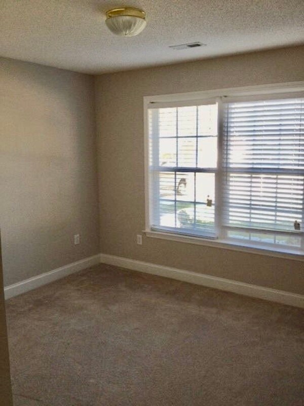 Building Photo - 10 Pasture View Ct