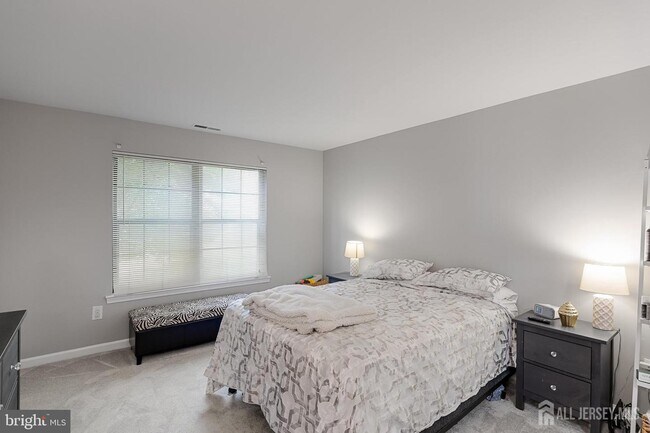 Building Photo - 23A W Bluebell Ln
