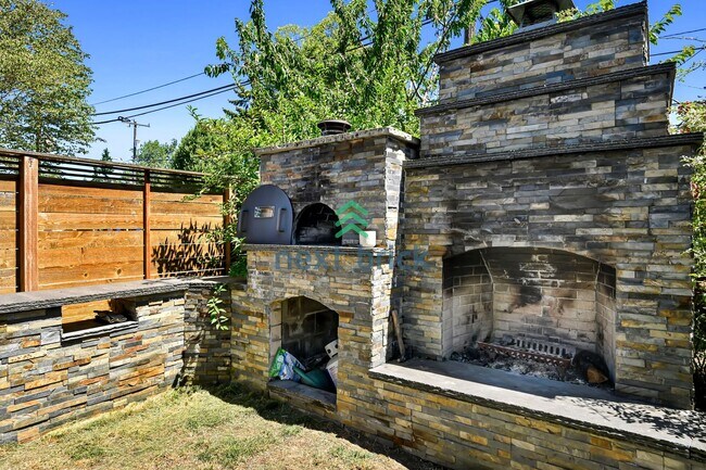 Building Photo - A beautiful 3 bedrooms and 2 bathrooms house