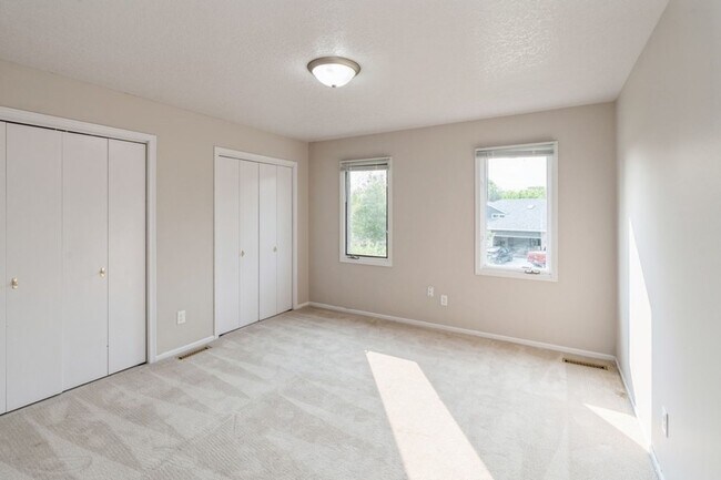 Building Photo - PRIVATE BACKYARD!! 4 Bedroom, 2.5 Bath Home in Urbandale