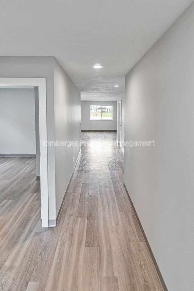 Building Photo - 1305 N Coach Dr