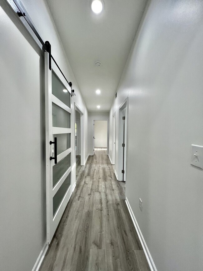 Building Photo - 947 Clark St