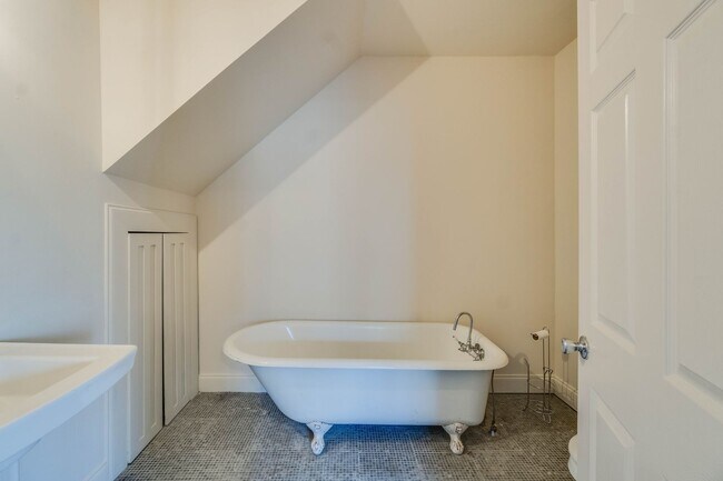 Building Photo - Newly Updated 4/3 in Howell Station w/ Ful...