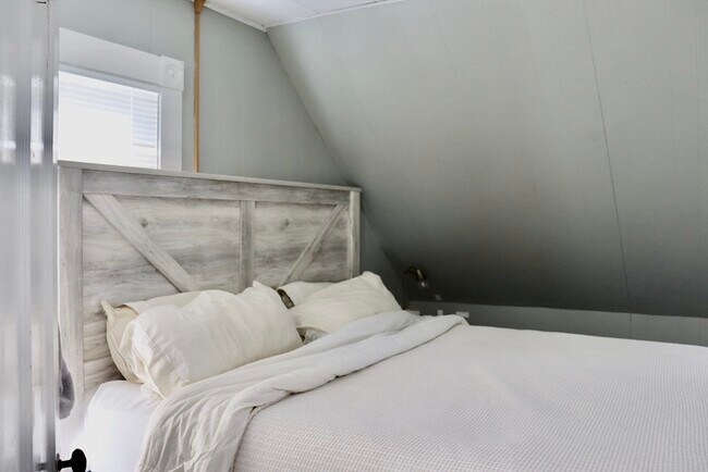 Building Photo - 10 Cushing St