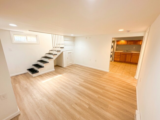 Building Photo - 209 4th Ave