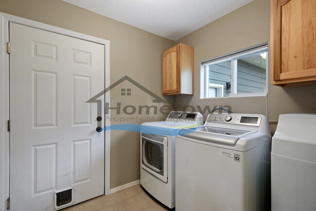 Building Photo - Beautiful Craftsman Home with Amazing Back...