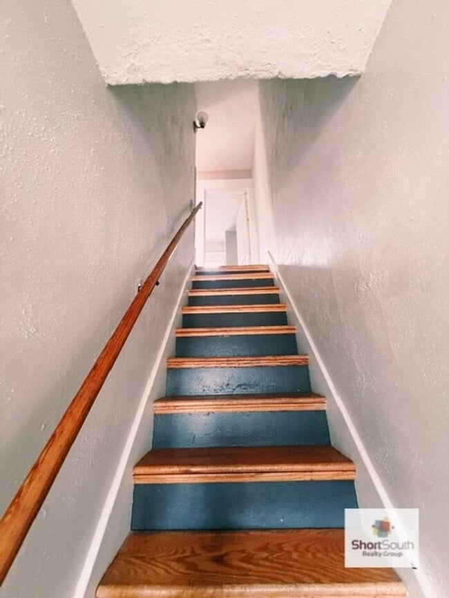 Building Photo - Beautifully 2 Bed 1 Bath remodeled townhome